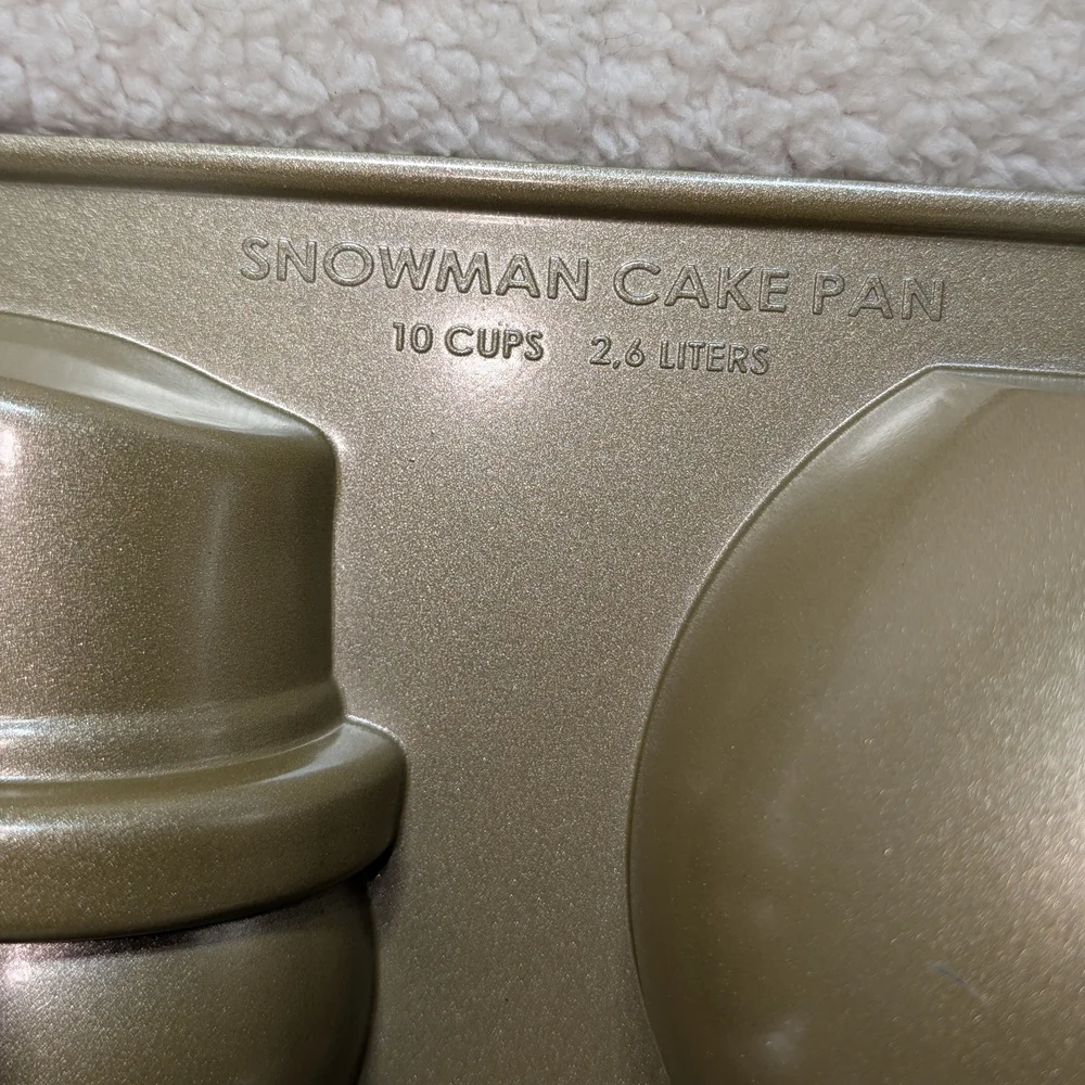 Nordic Ware Nonstick Cast Aluminum 3D Snowman Gold Cake Pan Christmas Winter